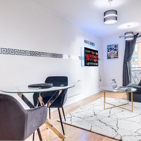 Maevela Apartments - Arcadian Versace Themed Apt ☆ Huge Balcony / Free Parking → Free Netflix -2 Min Walk From Birmingham Hippodrome Theatre, Arcadian, China Town, Sidewalk Club, Gay Village, 5 Mins From New Street Train Station - Birmingham Grand Ce Екстер'єр фото