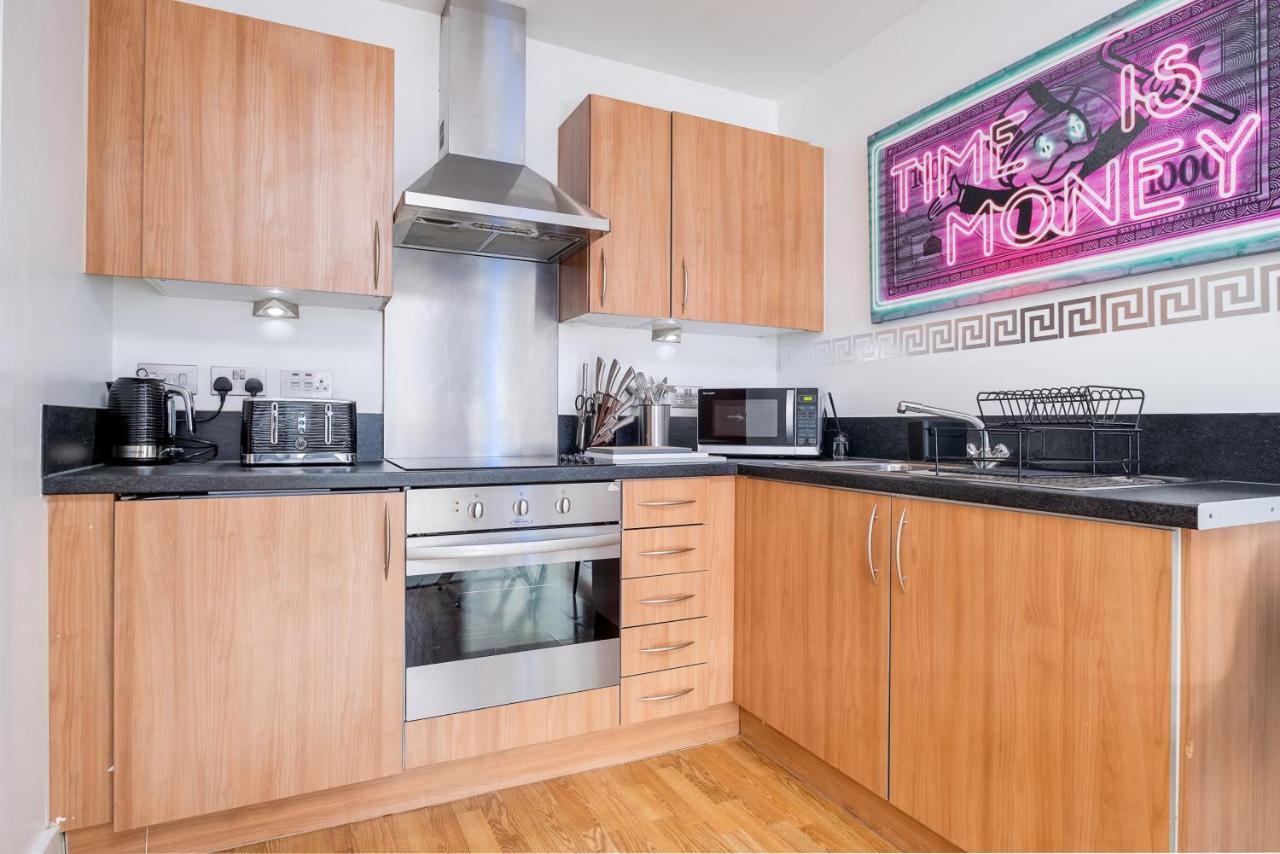 Maevela Apartments - Arcadian Versace Themed Apt ☆ Huge Balcony / Free Parking → Free Netflix -2 Min Walk From Birmingham Hippodrome Theatre, Arcadian, China Town, Sidewalk Club, Gay Village, 5 Mins From New Street Train Station - Birmingham Grand Ce Екстер'єр фото