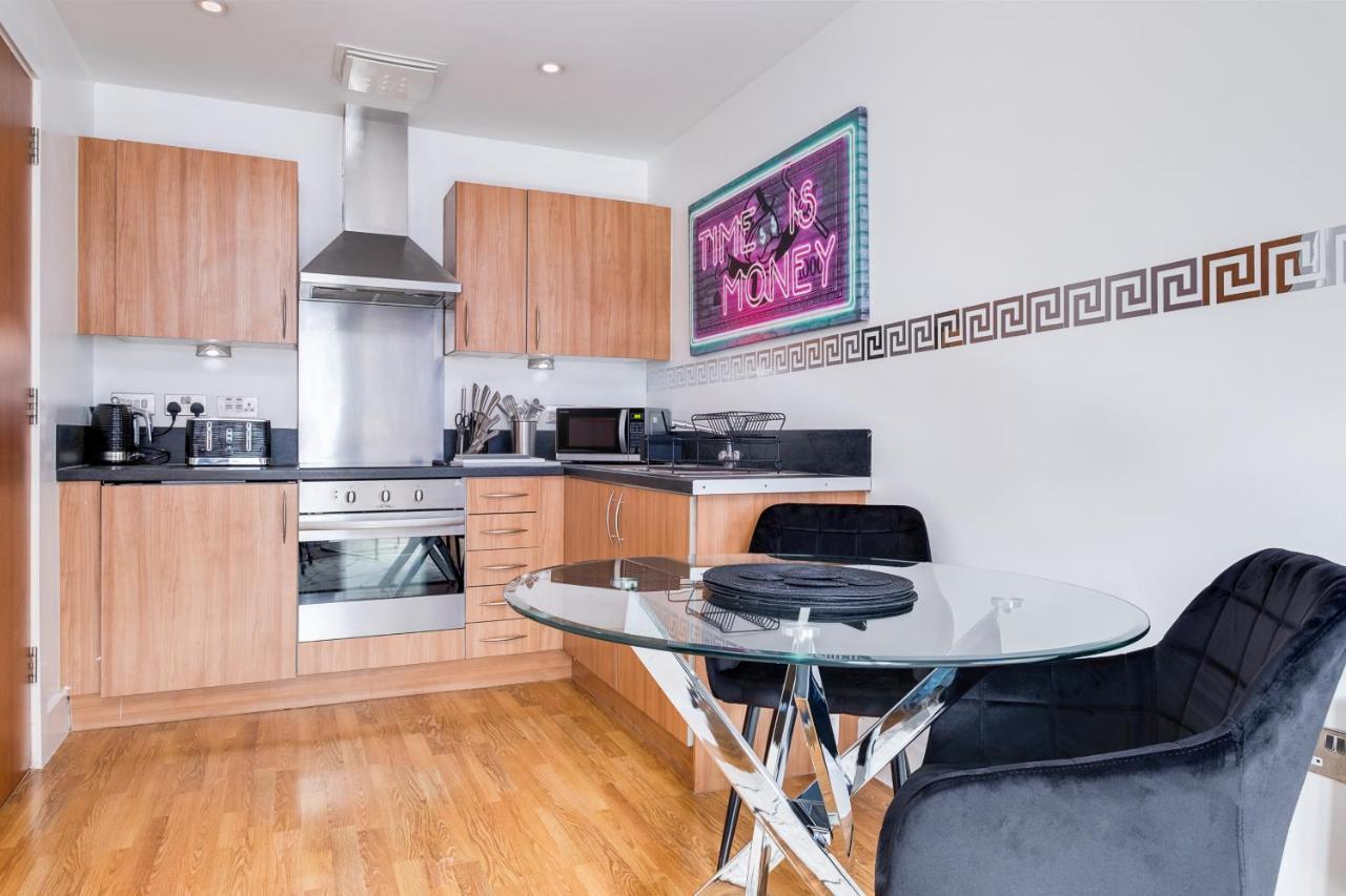 Maevela Apartments - Arcadian Versace Themed Apt ☆ Huge Balcony / Free Parking → Free Netflix -2 Min Walk From Birmingham Hippodrome Theatre, Arcadian, China Town, Sidewalk Club, Gay Village, 5 Mins From New Street Train Station - Birmingham Grand Ce Екстер'єр фото