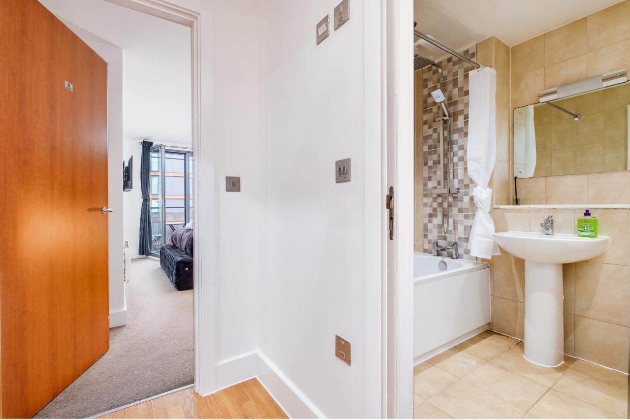Maevela Apartments - Arcadian Versace Themed Apt ☆ Huge Balcony / Free Parking → Free Netflix -2 Min Walk From Birmingham Hippodrome Theatre, Arcadian, China Town, Sidewalk Club, Gay Village, 5 Mins From New Street Train Station - Birmingham Grand Ce Екстер'єр фото