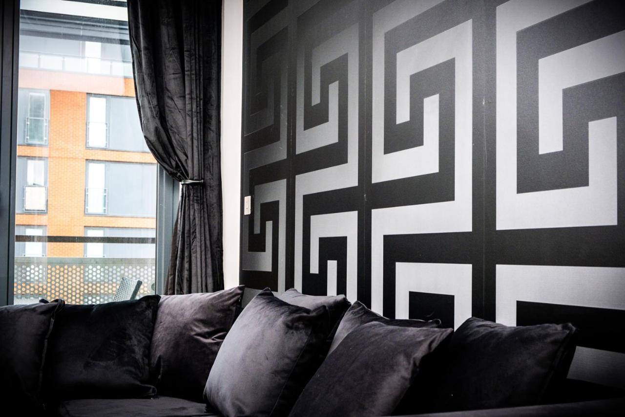 Maevela Apartments - Arcadian Versace Themed Apt ☆ Huge Balcony / Free Parking → Free Netflix -2 Min Walk From Birmingham Hippodrome Theatre, Arcadian, China Town, Sidewalk Club, Gay Village, 5 Mins From New Street Train Station - Birmingham Grand Ce Екстер'єр фото